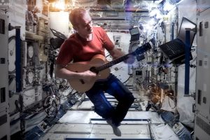  เล่นกีตาร์นอกโลก (บนอวกาศ) คนแรก