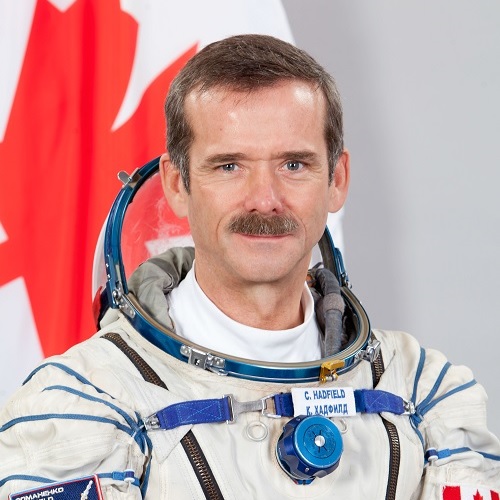 เล่นกีตาร์นอกโลก (บนอวกาศ) คนแรก คริส แฮดฟิลด์ (Chris Hadfield)