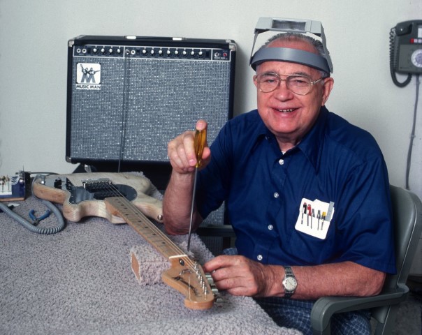 Leo Fender ผู้ก่อตั้งบริษัทผลิตเครื่องดนตรีไฟฟ้าเฟนเดอร์