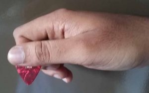 การจับปิ๊กกีตาร์