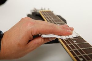  การดูแลรักษาสายกีตาร์