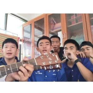 คอร์ดเพลง ไปเลิก​กับ​เขา​ดิ๊ BLACK-HOLE ft. GREESL1M